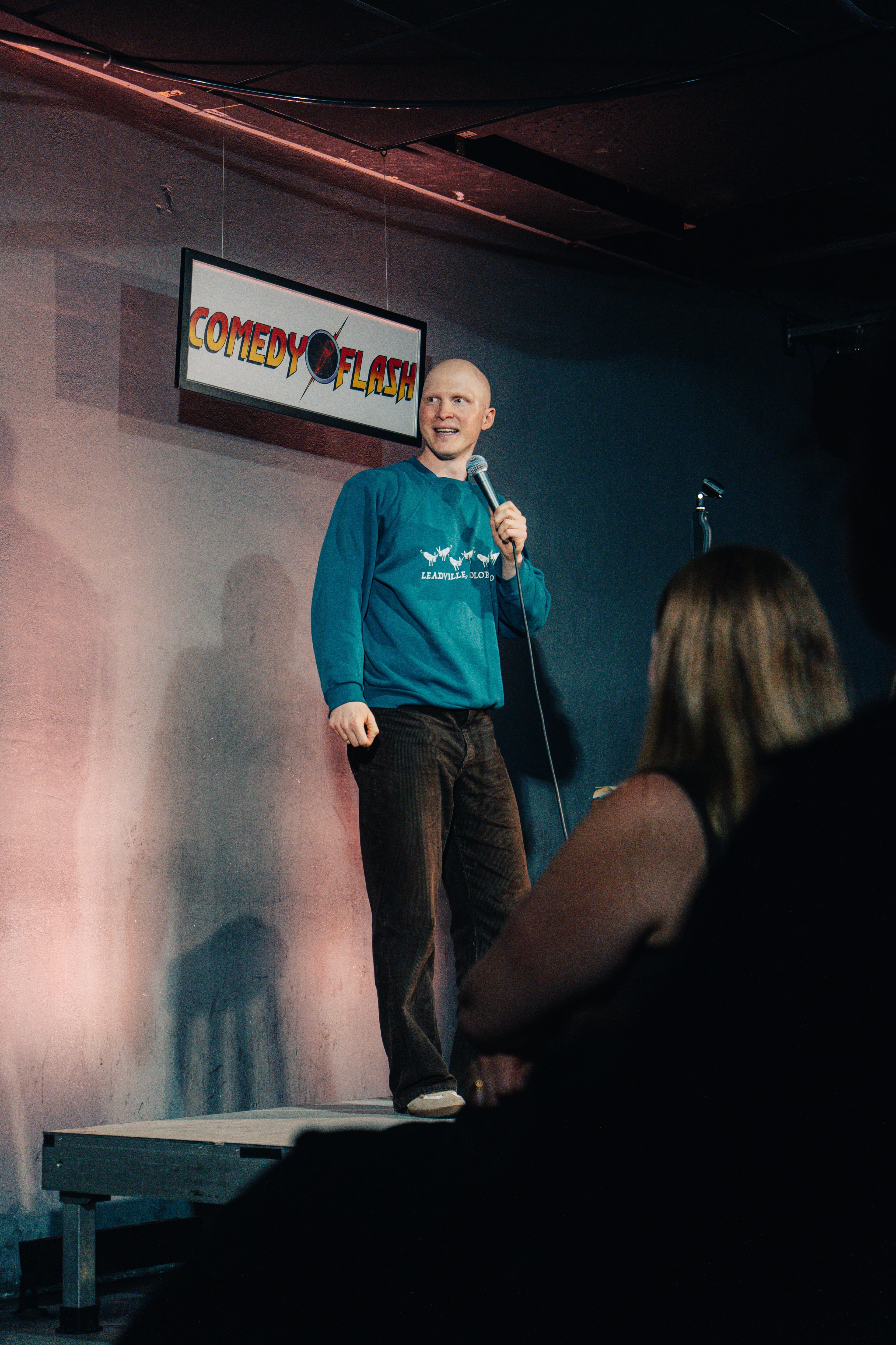 Comedian auf der Bühne.