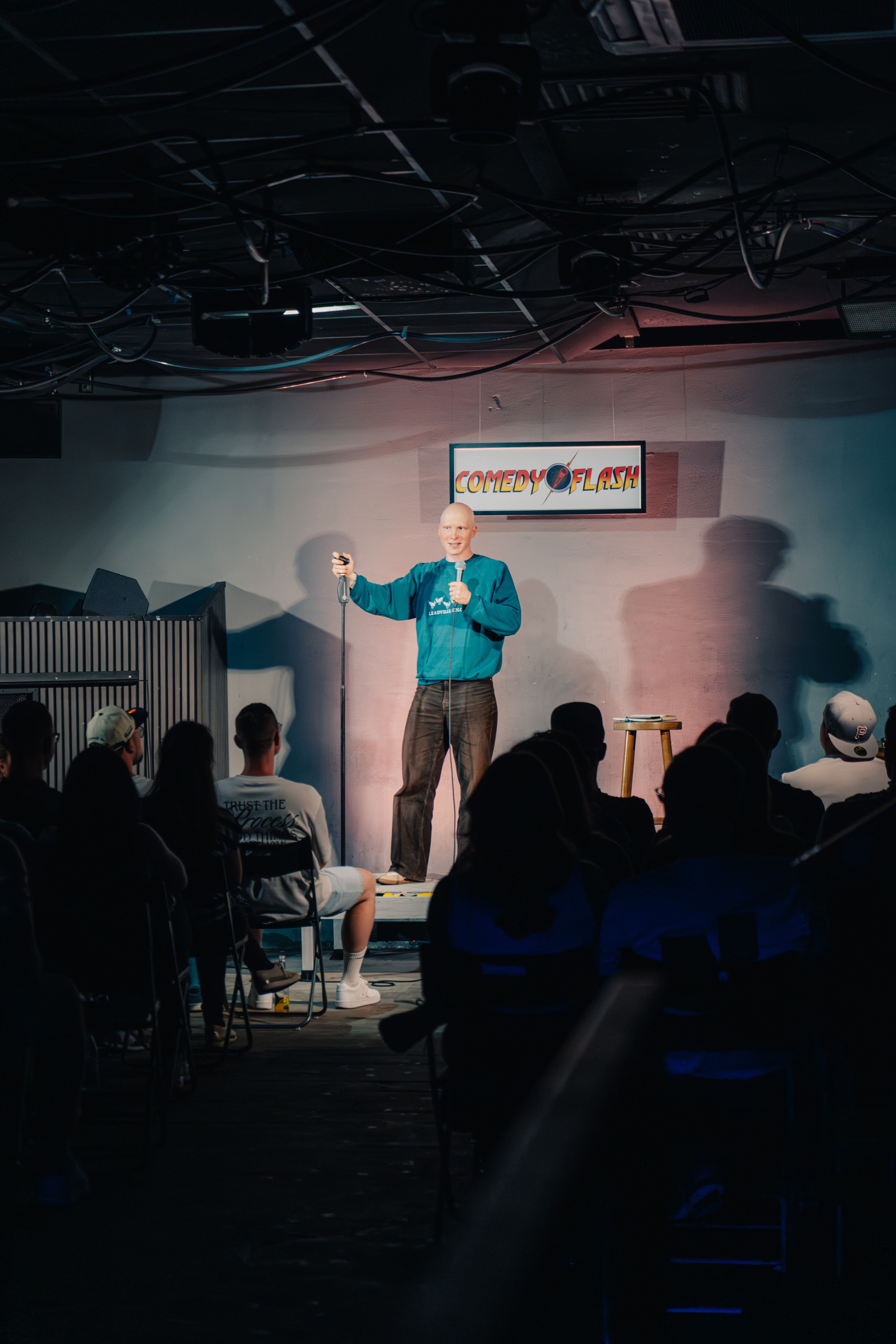 Eine weibliche Comedian lacht.